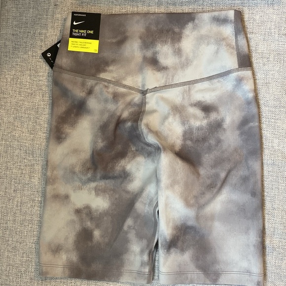 Nike One Women’s Sky-Dyed Active Shorts - Picture 4 of 5